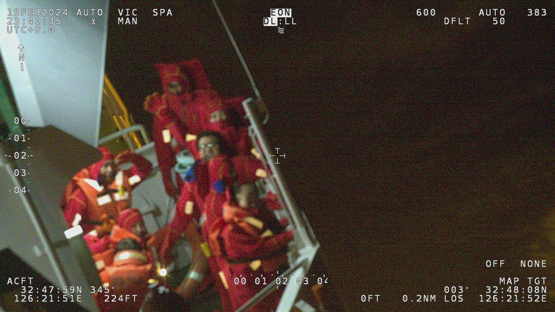 해경이 구조에 나서자 침몰하는 화물선에서 승선원들이 탈출을 시도하고 있다. 제주지방해양경찰청 제공
