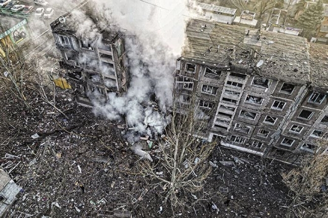 우크라이나 동부 도네츠크 셀리도우의 주택과 병원으로 쓰이는 한 건물이 러시아의 미사일 공습으로 크게 파손돼 연기가 피어오르고 있다. 우크라이나 정부는 이날 공격으로 임신부와 아이를 비롯해 최소 3명이 사망하고 12명이 부상을 입었다고 밝혔다. AFP 연합뉴스