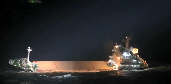 15일 오후 9시 55분께 제주 서귀포항 남서쪽 61㎞ 해상에서 승선원 11명이 탑승한 부산 선적 화물선 금양6호가 크게 기울어진 채 침수하면서 해경이 구조하고 있다. 사진은 침수 중인 금양6호. 2024.2.16. 제주해양경찰청 제공 동영상 캡처