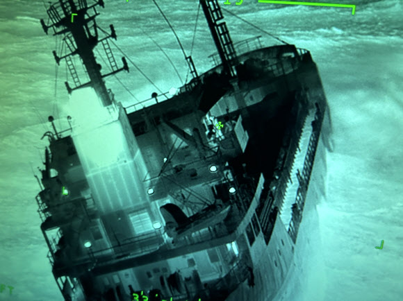 15일 오후 9시 55분께 제주 서귀포항 남서쪽 61㎞ 해상에서 승선원 11명이 탑승한 부산 선적 화물선 금양6호가 크게 기울어진 채 침수하면서 해경이 구조하고 있다. 사진은 16일 침수 중인 금양6호 열화상 카메라 촬영 사진. 2024.2.16. 제주해양경찰청 제공