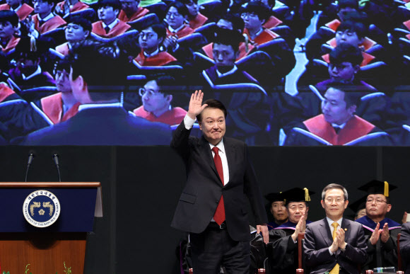 윤석열 대통령이 16일 대전 유성구 한국과학기술원(KAIST)에서 열린 2024년 학위수여식에 참석해 졸업생, 학부모 등 행사 참석자들을 향해 인사하고 있다. 2024.2.16. 대통령실통신사진기자단