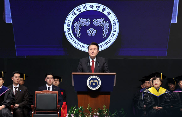 윤석열 대통령이 16일 대전 유성구 한국과학기술원(KAIST)에서 열린 2024년 학위수여식에서 축사를 하고 있다. 2024.2.16. 대통령실통신사진기자단
