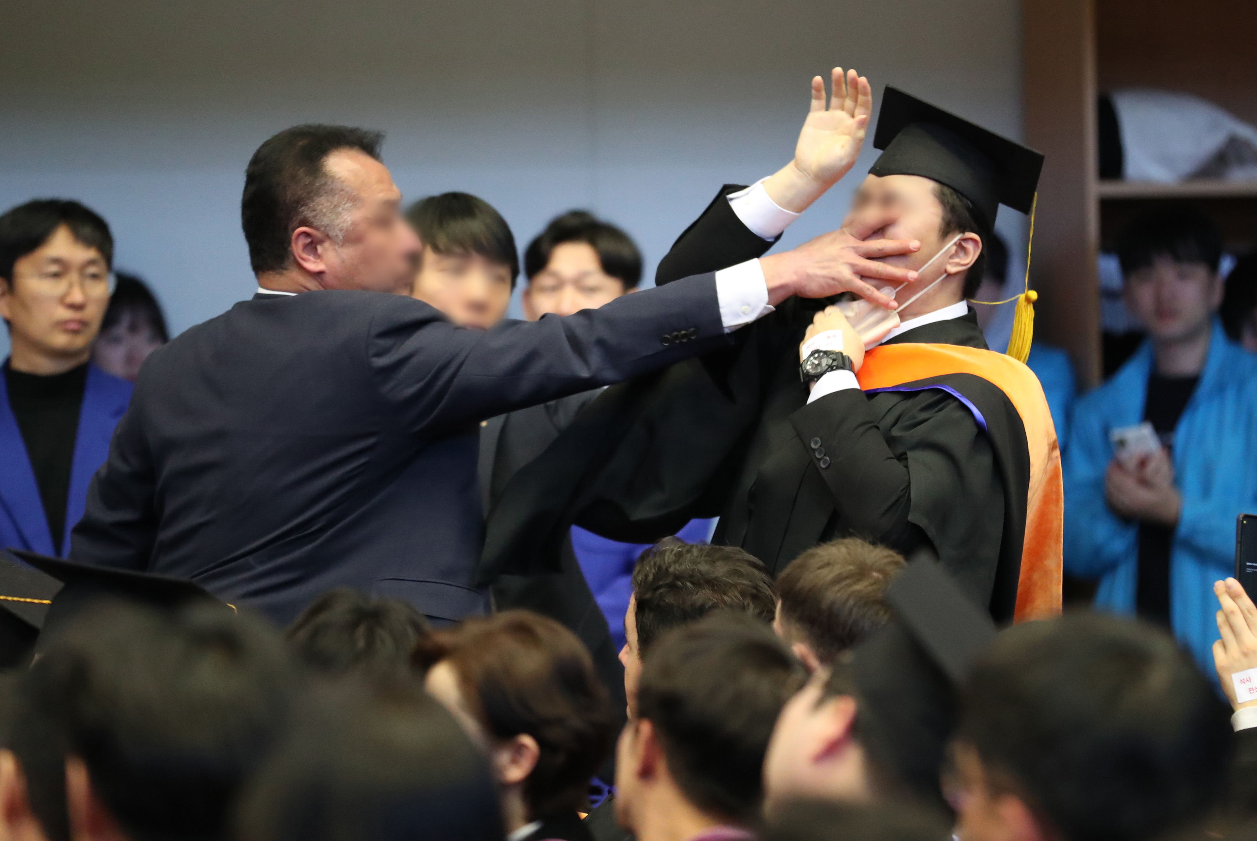 16일 오후 대전 유성구 한국과학기술원(KAIST)에서 열린 2024년 학위수여식에서 한 졸업생이 졸업식을 방문한 윤석열 대통령에게 항의하자 경호원들로부터 제지를 당하고 있다. 2024.2.16. 대전충남공동취재단
