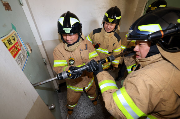 16일 인천 부평구 부개 주택재개발 아파트에서 실시된 재난 현장 대응 실전 소방훈련에서 소방대원들이 문개방 훈련 하고 있다.2024.2.16 연합뉴스