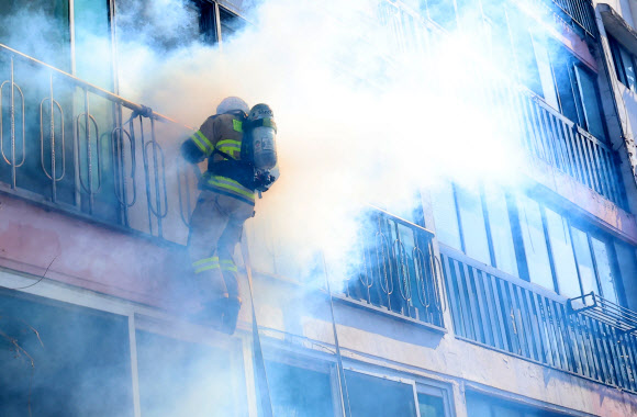 16일 인천 부평구 부개 주택재개발 아파트에서 실시된 재난 현장 대응 실전 소방훈련에서 소방대원들이 고립 탈출 훈련을 하고 있다.2024.2.16 연합뉴스