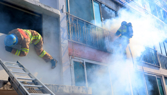 16일 인천 부평구 부개 주택재개발 아파트에서 실시된 재난 현장 대응 실전 소방훈련에서 소방대원들이 고립 탈출 훈련을 하고 있다.2024.2.16 연합뉴스