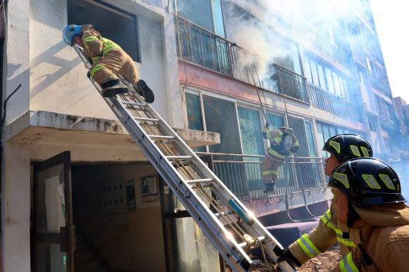 16일 인천 부평구 부개 주택재개발 아파트에서 실시된 재난 현장 대응 실전 소방훈련에서 소방대원들이 고립 탈출 훈련을 하고 있다.2024.2.16 연합뉴스