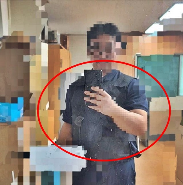 전북 지역 공립고등학교 A 교사가 일부 학생의 살인예고에 방검복을 입고 등교한 모습. 사진은 A 교사가 배우자를 안심시키기 위해 촬영한 인증 사진이라고 한다. 전북교사노조