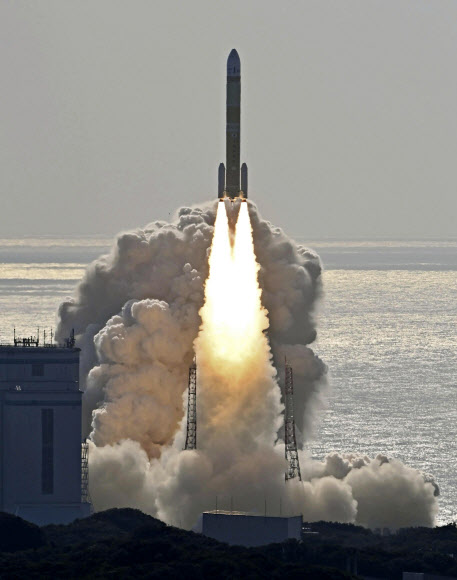 An H3 rocket lifts off at Tanegashima Space Center in Kagoshima, southern Japan Saturday, Feb. 17, 2024. AP 연합뉴스