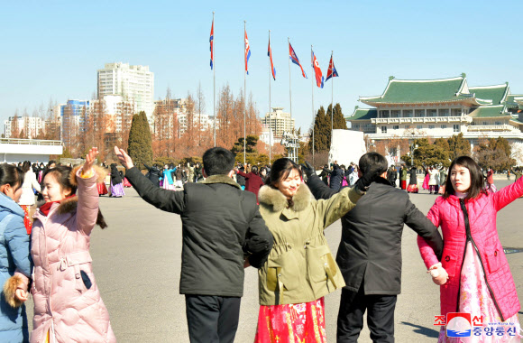 북한, 광명성절 맞아 각지서 학생들 무도회 진행