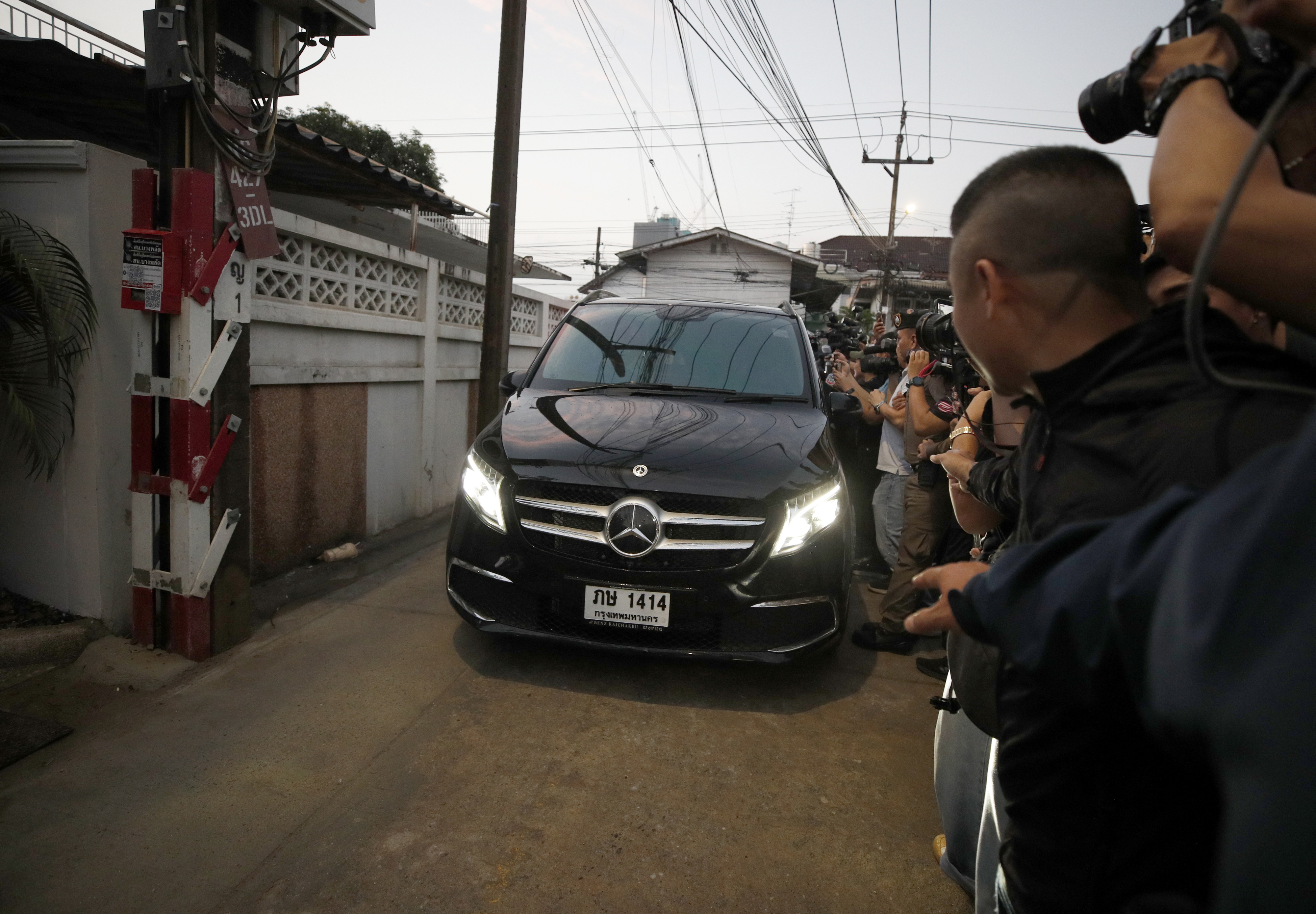 epa11162542 A vehicle carrying former Thai Prime Minister Thaksin Shinawatra drives towards his house after he was freed on parole in Bangkok, Thailand, 18 February 2024. Convicted former Prime Minister Shinawatra, 74, was among 930 prisoners freed from prison on parole, due to his age and ‘serious illness’.  EPA/NARONG SANGNAK