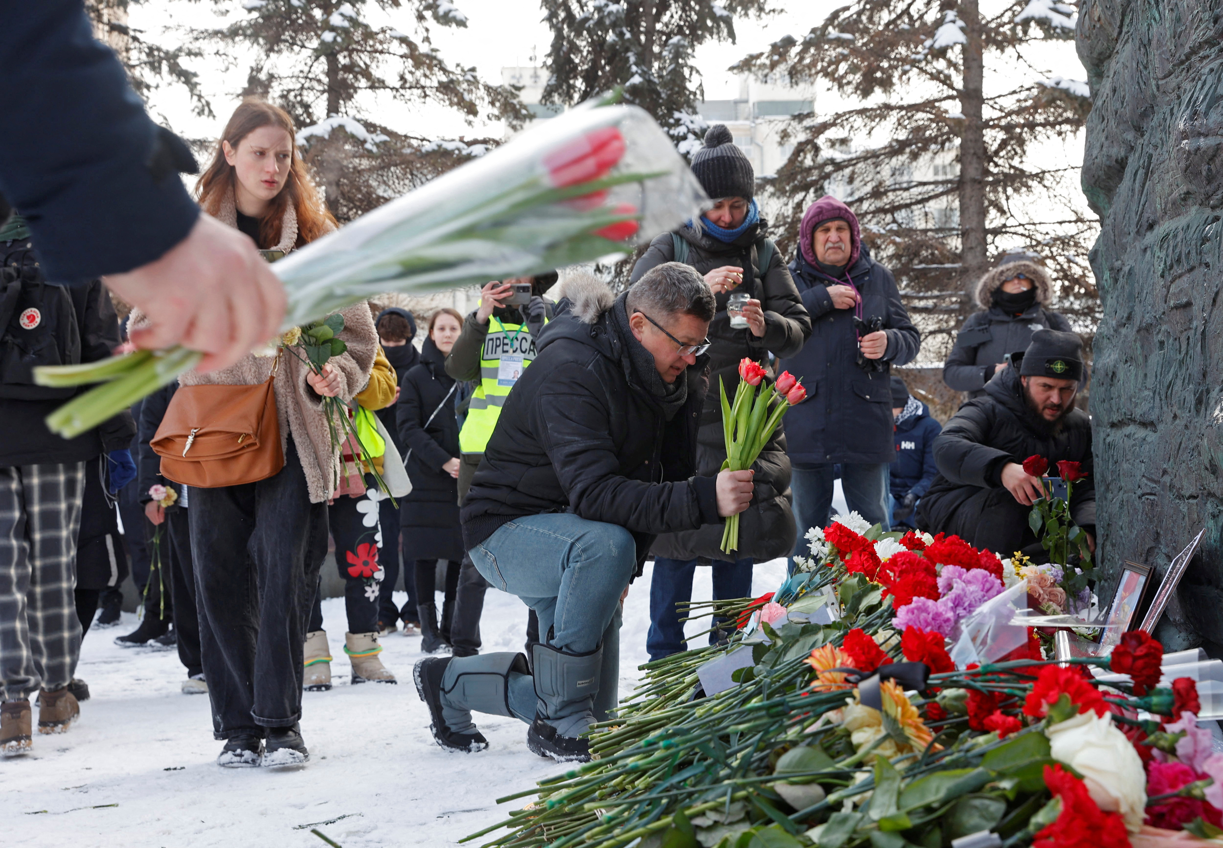 17일(현지시간) 러시아 모스크바의 슬픔의 벽 기념비에 시민들이 알렉세이 나발니를 추모하고자 헌화하고 있다. 이 벽은 정치적 억압의 희생자를 위해 설치됐다. 모스크바 로이터 연합뉴스