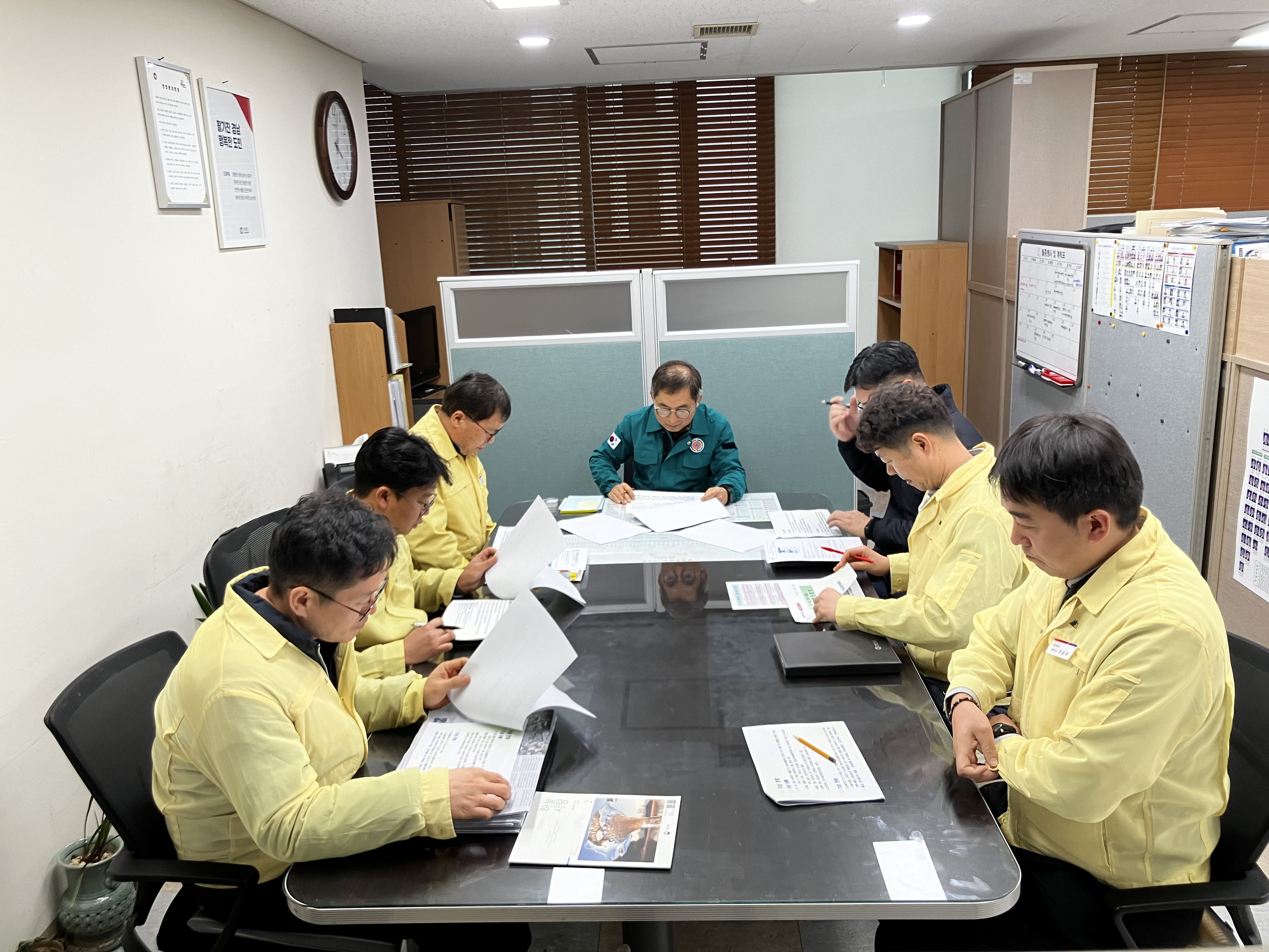 18일 밤 경남 전역에 비가 내릴 것으로 예보되자, 경남도가 자연재난과장 주재 상황판단회의를 열고 있다. 2024.2.18. 경남도 제공