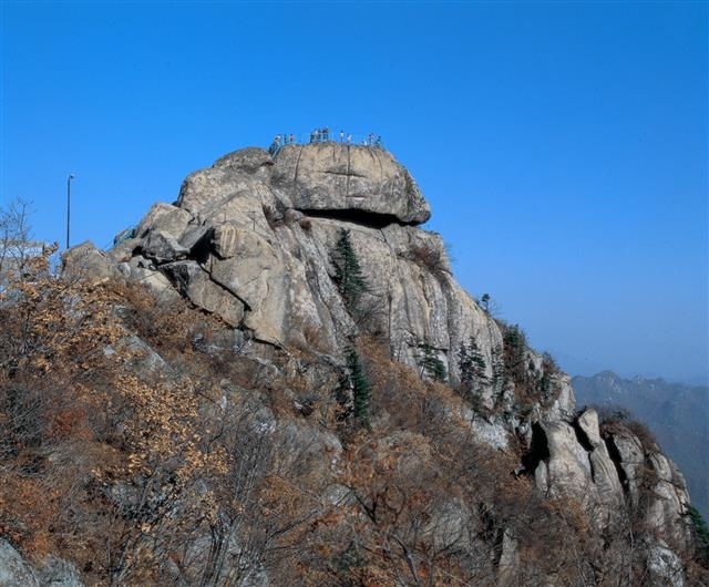 충북 보은군에 있는 속리산에 속한 9개 봉우리 가운데 두 번째로 높은 문장대.  (사건과 직접적인 관련 없음) 보은군 제공
