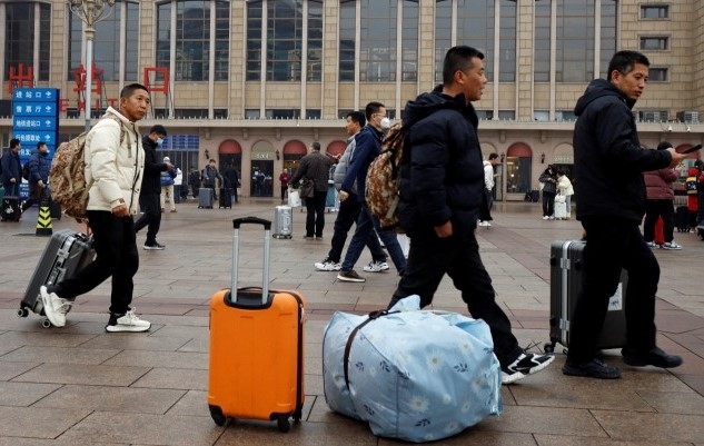 18일 춘제 연휴를 마친 중국 여행객들이 베이징역에 도착해 귀가하고 있다. 베이징 로이터 연합뉴스