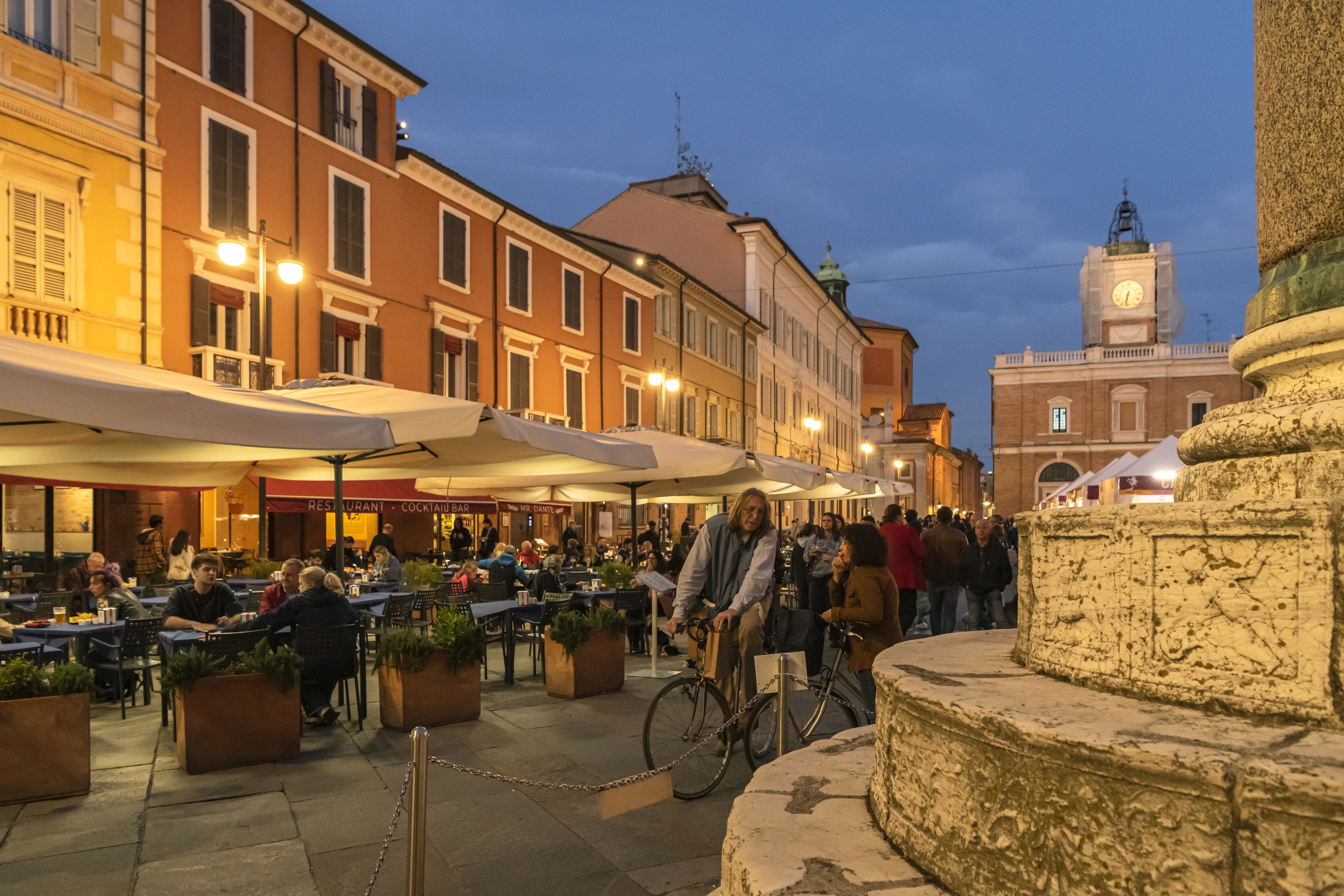 포폴로광장은 라벤나 시민들의 사랑방 같은 역할을 한다. 라벤나 시민들은 이곳에 모여 하루를 시작하고 하루를 마무리한다. 이승원 작가 제공