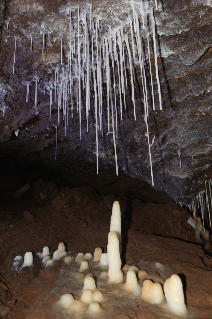 천연기념물로 지정된 영월 분덕재동굴 내부의 동굴 생성물.  문화재청 제공