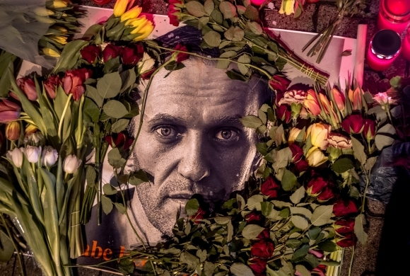 알렉세이 나발니가 사망한 후 독일 프랑크푸르트 러시아 영사관 근처에 마련된 빈소에서 그의 사진 위로 추모하는 꽃들이 놓여 있다. 2024.2.17. 프랑크푸르트 AP 연합뉴스