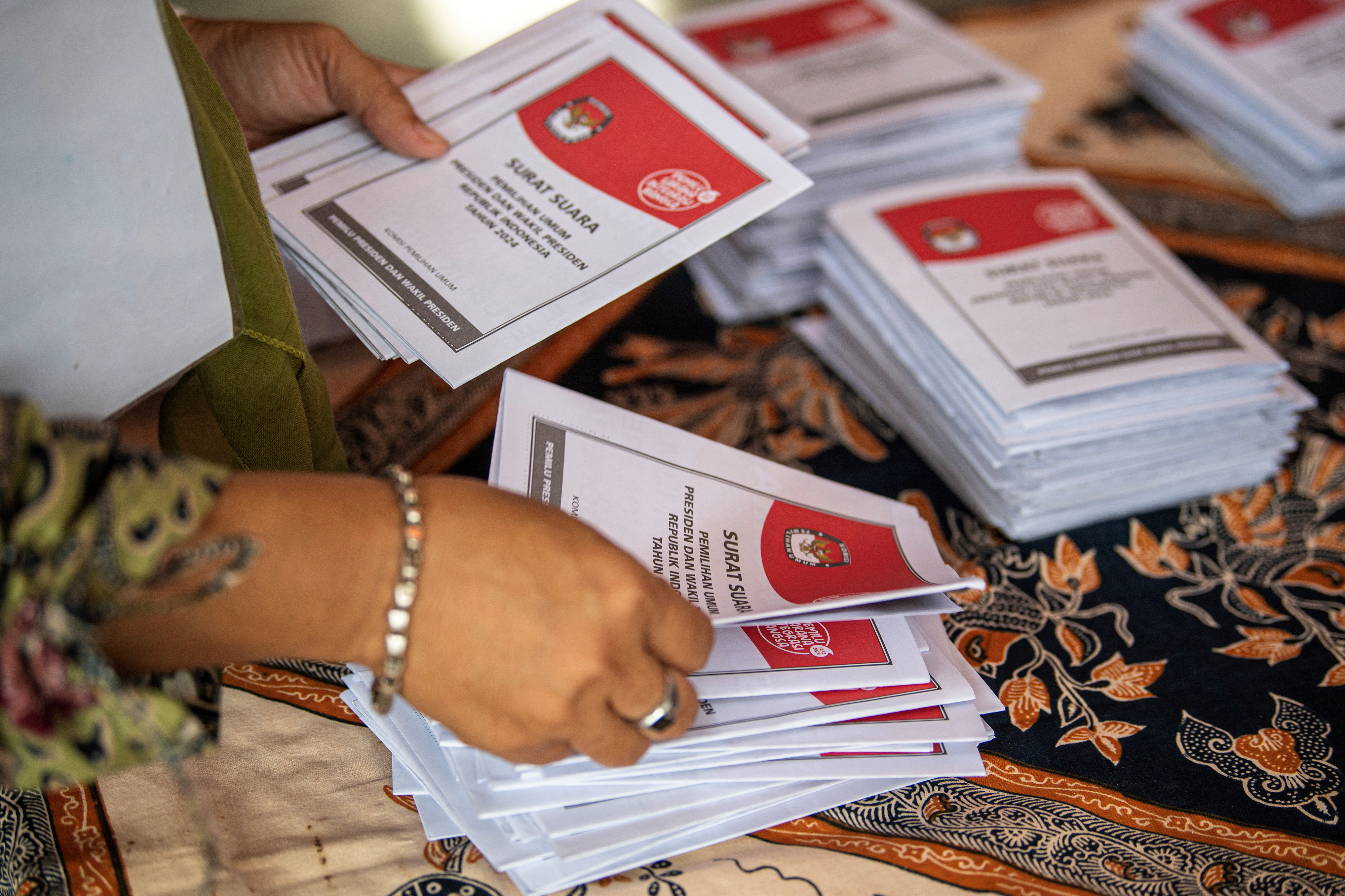 인도네시아 남부 수마트라 팔렘방 투표소에서 한 투표관리원이 투표용지를 계수하는 모습. 2024.2.14. 팔렘방 로이터 연합뉴스