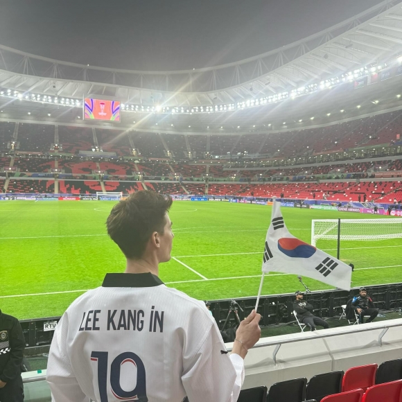 이강인의 이름을 새긴 태권도복을 입고 한국 국가대표팀을 응원하는 파비앙. <br>파비앙 인스타그램