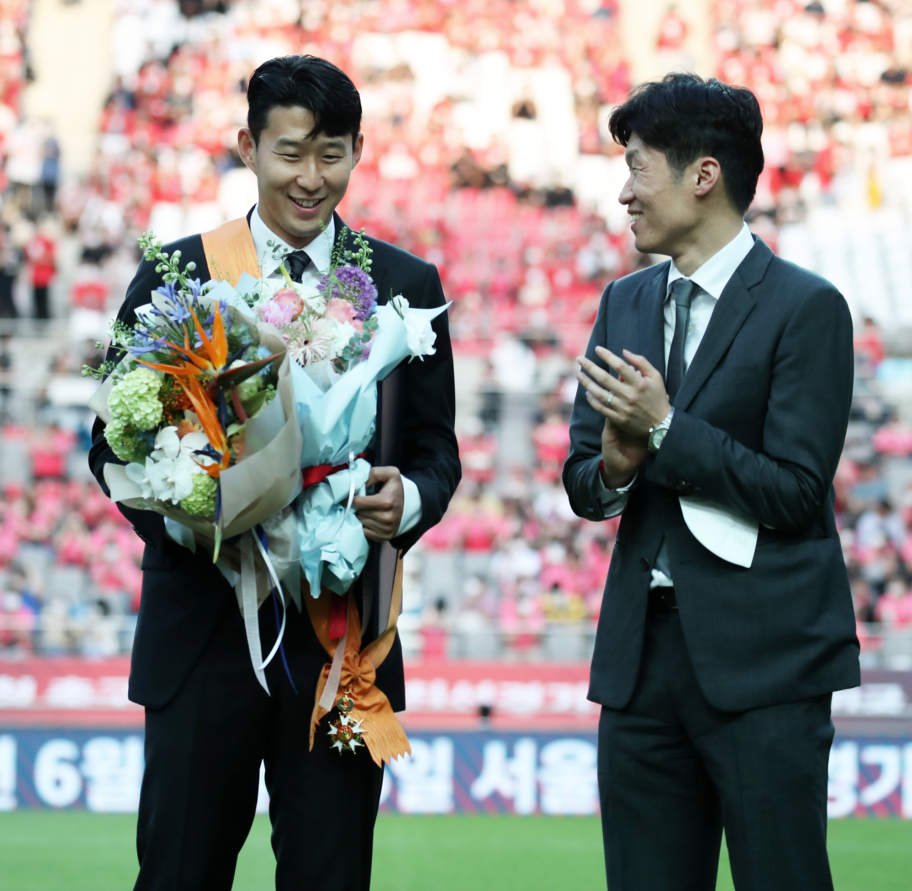 잉글랜드 프로축구 프리미어리그(EPL)에서 아시아 선수 최초로 득점왕을 차지한 손흥민이 2일 서울월드컵경기장에서 2002 한일월드컵 20주년 기념 평가전 대한민국-브라질의 경기에 앞서 윤석열 대통령으로부터 체육훈장 최고등급인 청룡장을 수여받은 뒤 박지성에게 축하받고 있다.2022. 6. 2. 박지환 기자