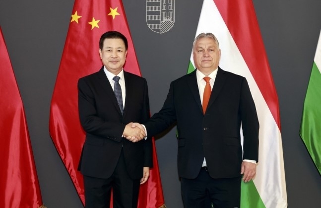 빅토르 오르반(오른쪽) 헝가리 총리가 지난 16일 왕샤오훙 중국 공안부장과 부다페스트에서 회동하기 전 악수를 나누고 있다. 신화 연합뉴스. 재판매 및 DB 금지