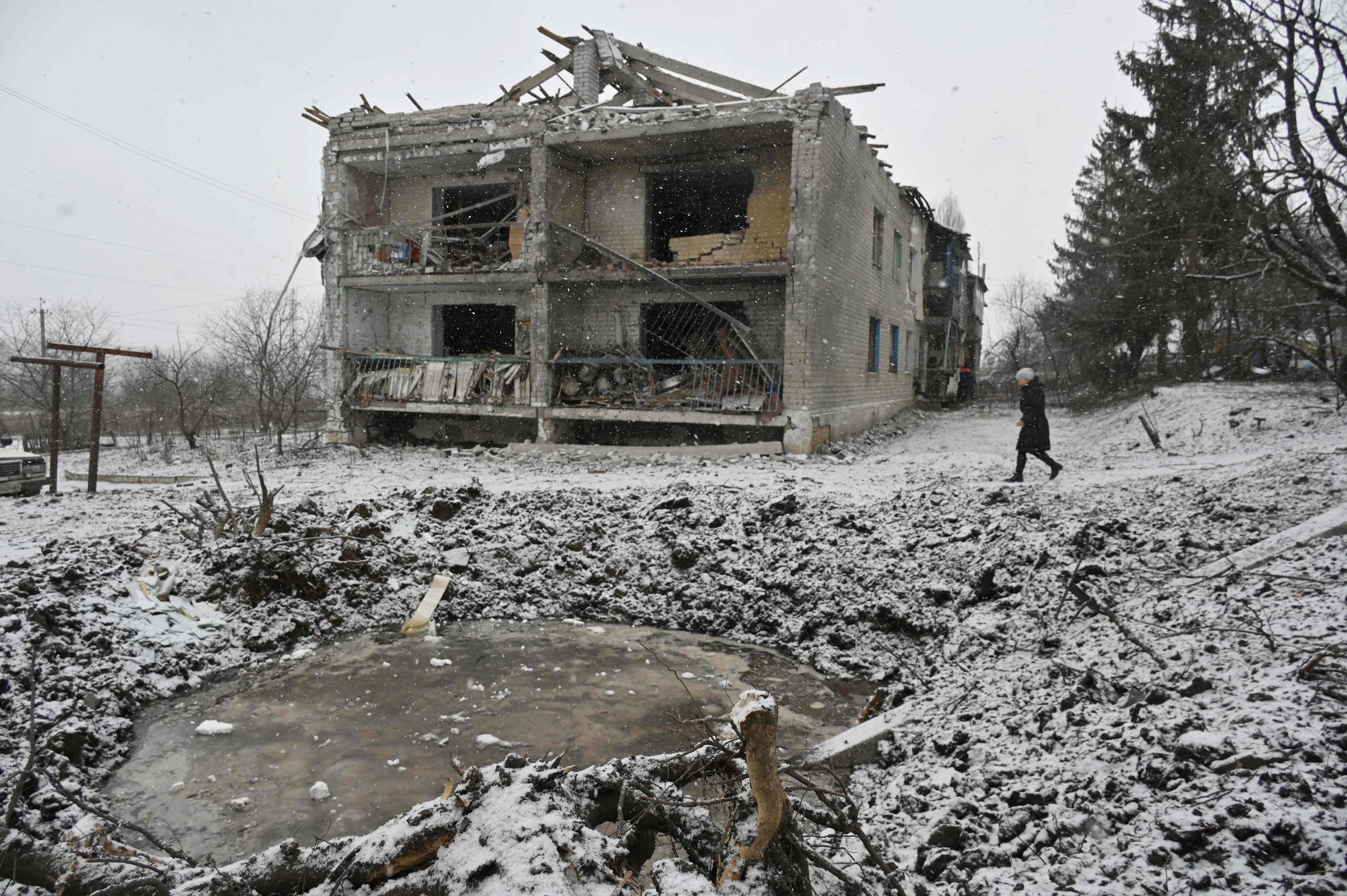 우크라 하르키우 마을 ‘초토화’  18일(현지시간) 우크라이나 동북부 하르키우 지역의 쿠피안스크의 마을에서 한 주민이 러시아의 공격으로 완전히 파괴된 건물 앞을 지나가고 있다. 러시아의 침공으로 시작된 우크라이나 전쟁이 오는 24일로 2년이 되는 가운데 러시아군은 포탄과 무기가 부족한 우크라이나에 무자비한 공습과 미사일 공격을 가하고 있다. 러시아군은 우크라이나 영토 18%를 점령하고 있다. 쿠피안스크 AFP 연합뉴스