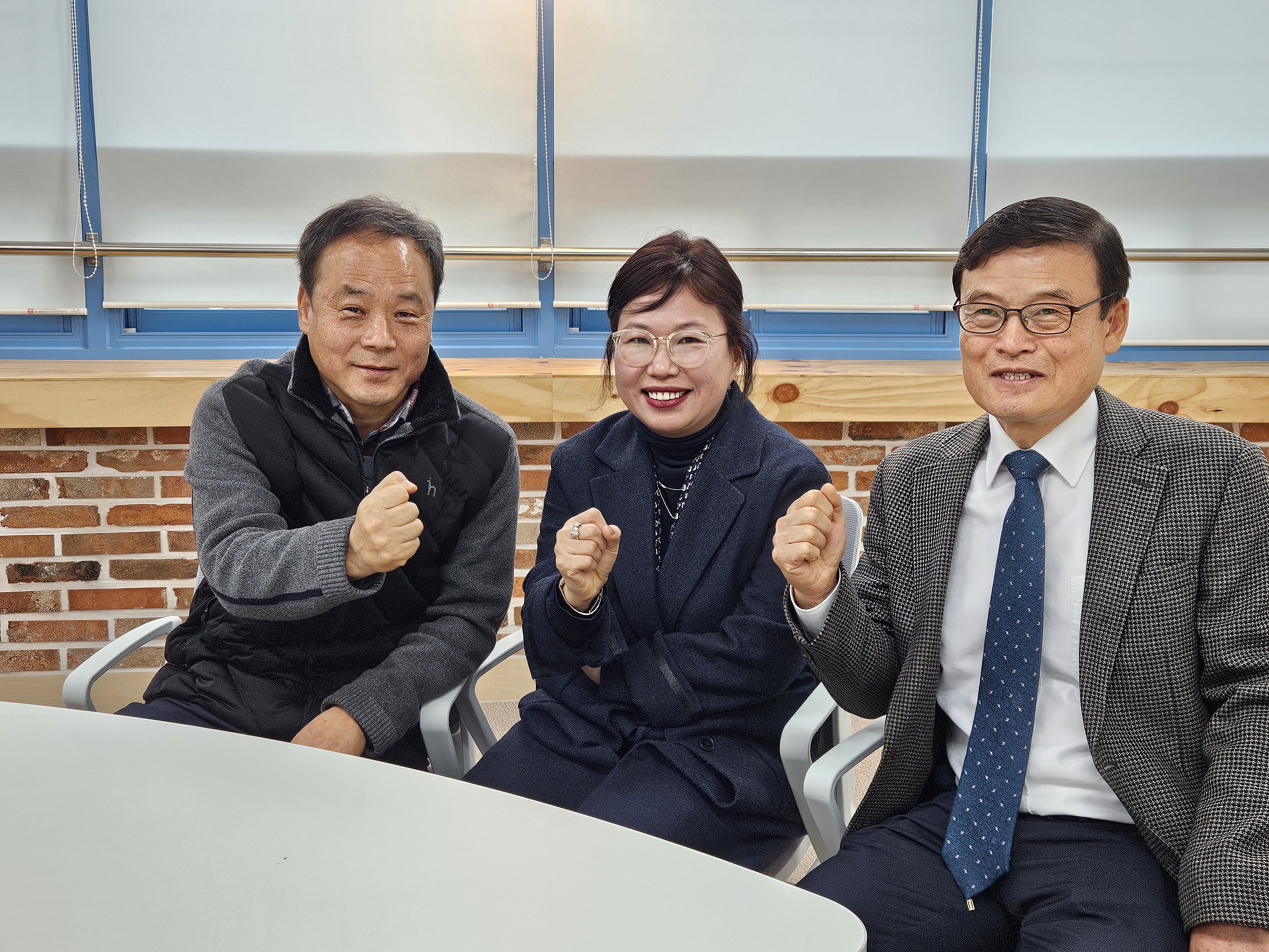 다음달부터 서울시교육청 학교폭력 전담 조사관으로 활동하는 전경재(왼쪽부터), 주지헌, 전민식씨가 19일 서울 성동공고에서 취재진과 만나 각오를 밝히고 있다.