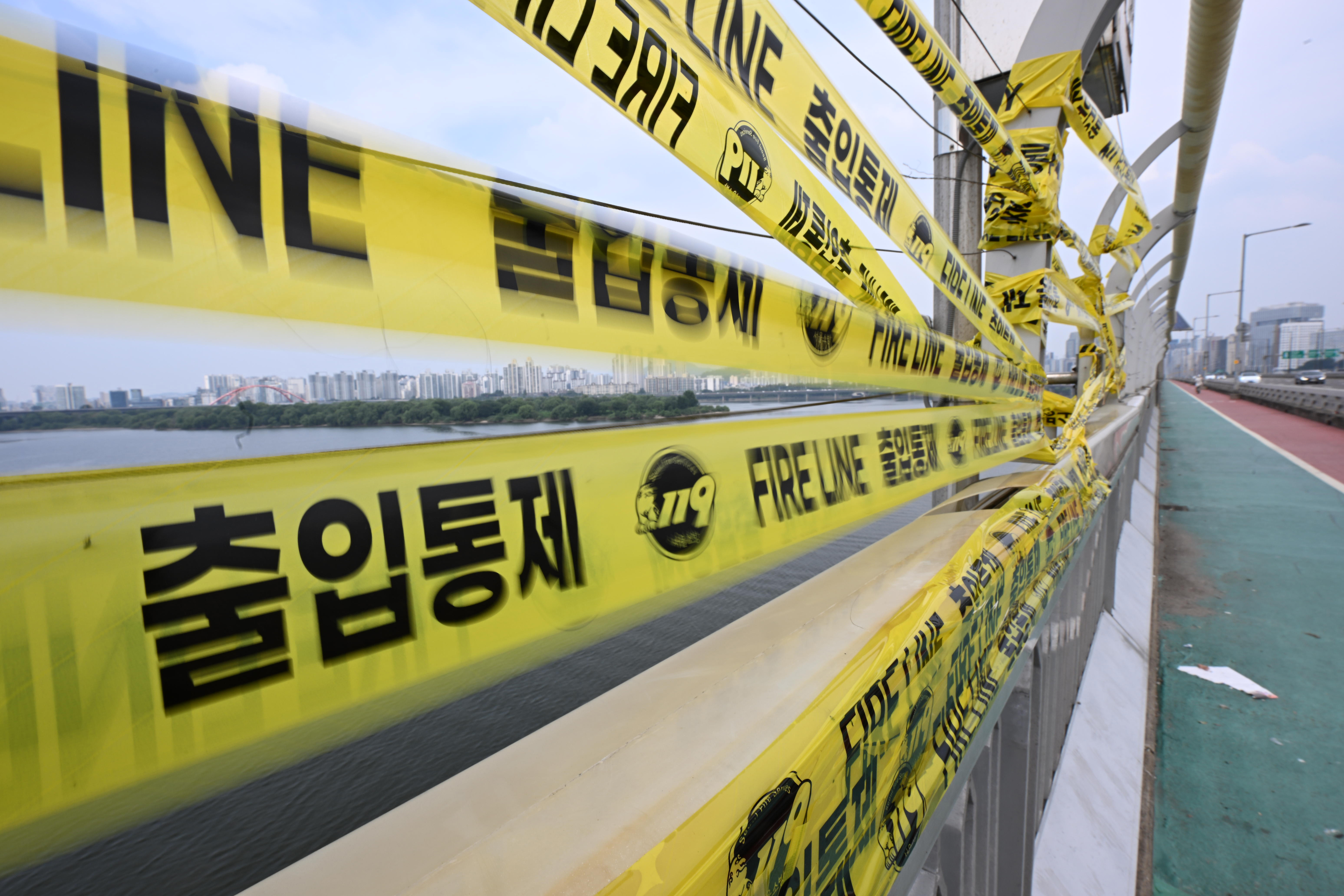 세계자살의 날인 10일 오전 서울 마포대교에 자살방지 시설이 훼손되어 있다. 2023.9.10. 도준석 기자