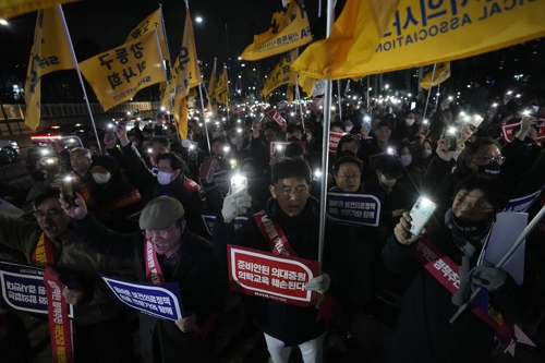지난 15일 의사들이 정부의 의대 정원 확대 정책에 반발하는 시위를 벌이고 있다. 서울 AP 연합뉴스