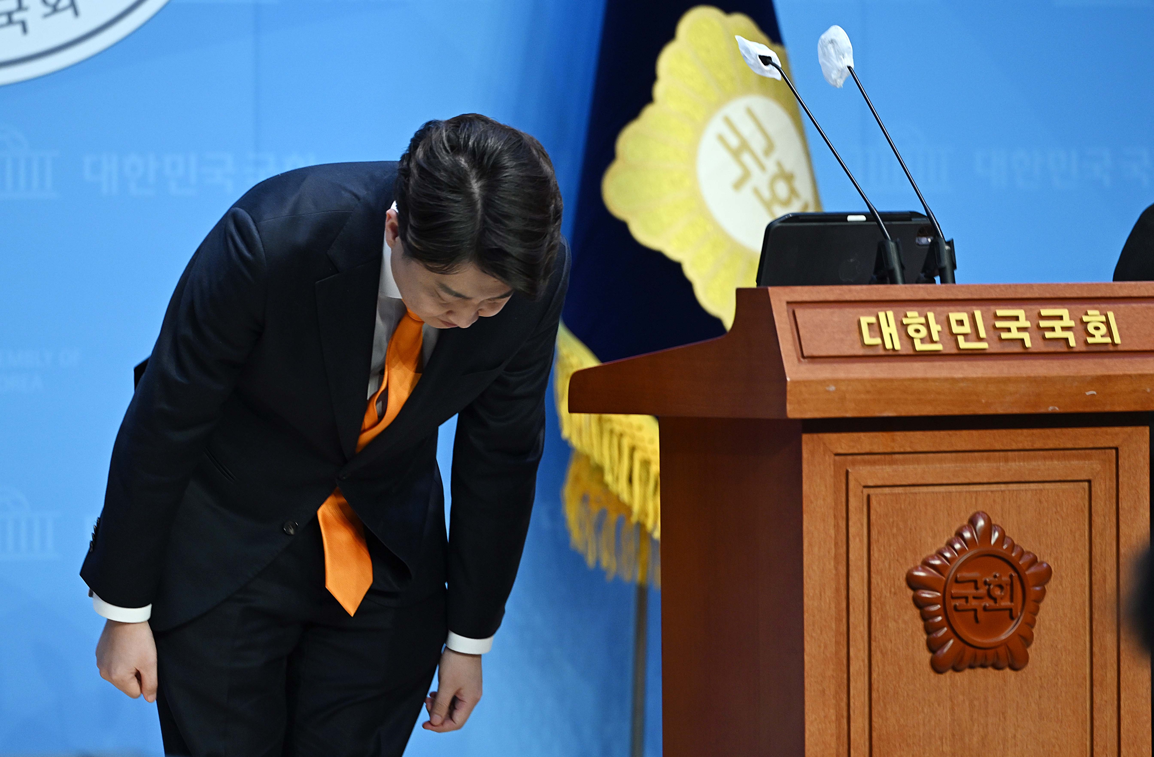 이준석 개혁신당 공동대표가 20일 오후 서울 여의도 국회 소통관에서 ‘이낙연 공동대표의 합당 철회 선언’과 관련해 입장 발표를 마치고 고개 숙여 사과하고 있다. 2024.2.20 오장환 기자