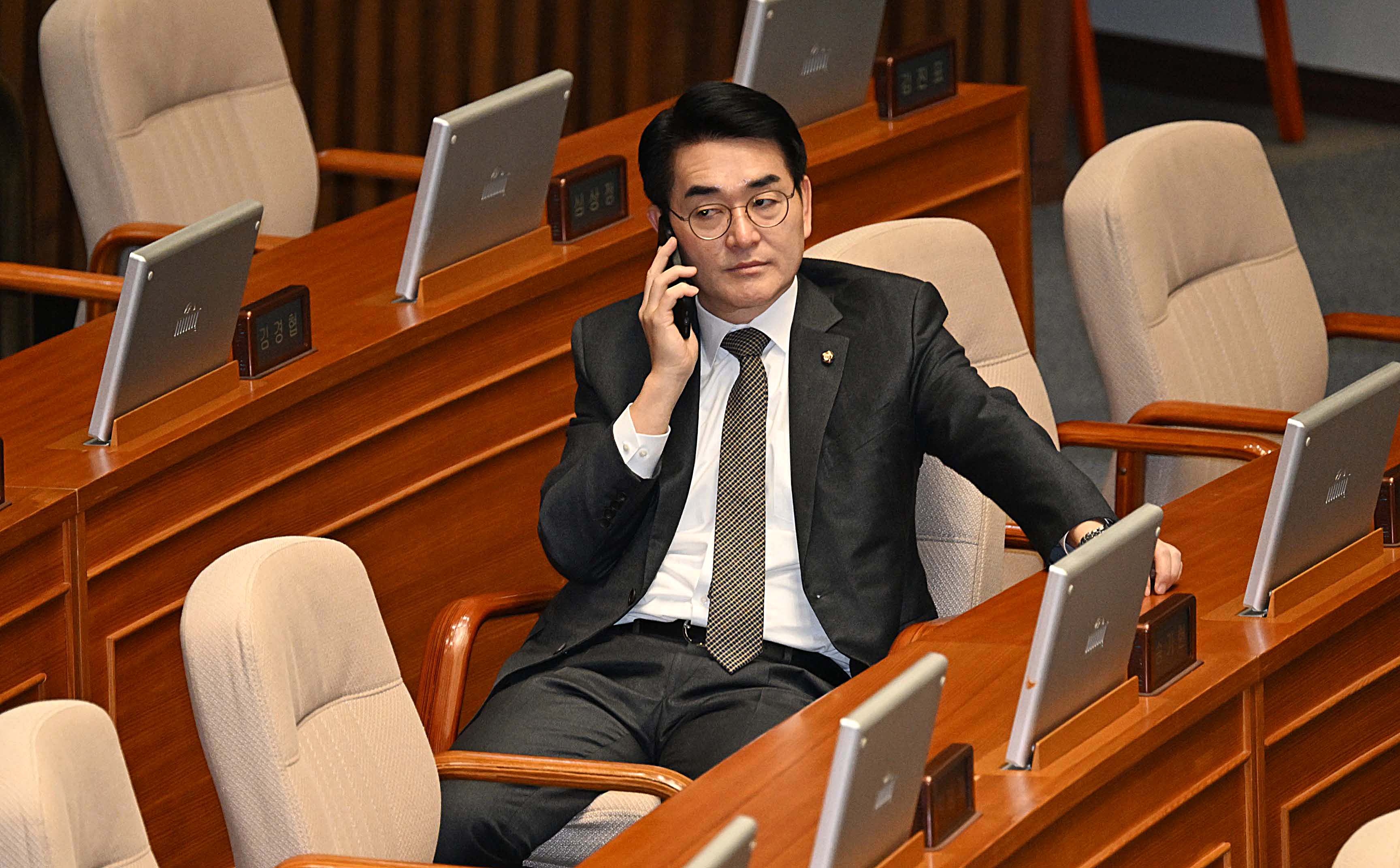 박용진 더불어민주당 의원이 20일 국회 본회의장에서 통화하고 있다. 민주당은 박 의원에게 의정활동 평가 하위 10% 포함을 통보했다. 2024.2.20 오장환 기자