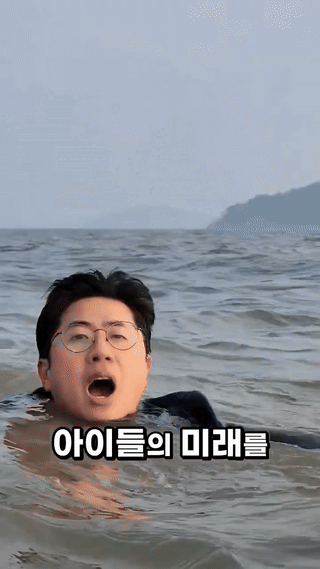 인천 중구·강화군·옹진군 출마를 선언한 이동학 민주당 예비후보가 지난 11일 ‘기후 정치’ 중요성을 알리기 위해 직접 영종도 바다에 뛰어들었다. 유튜브 캡처