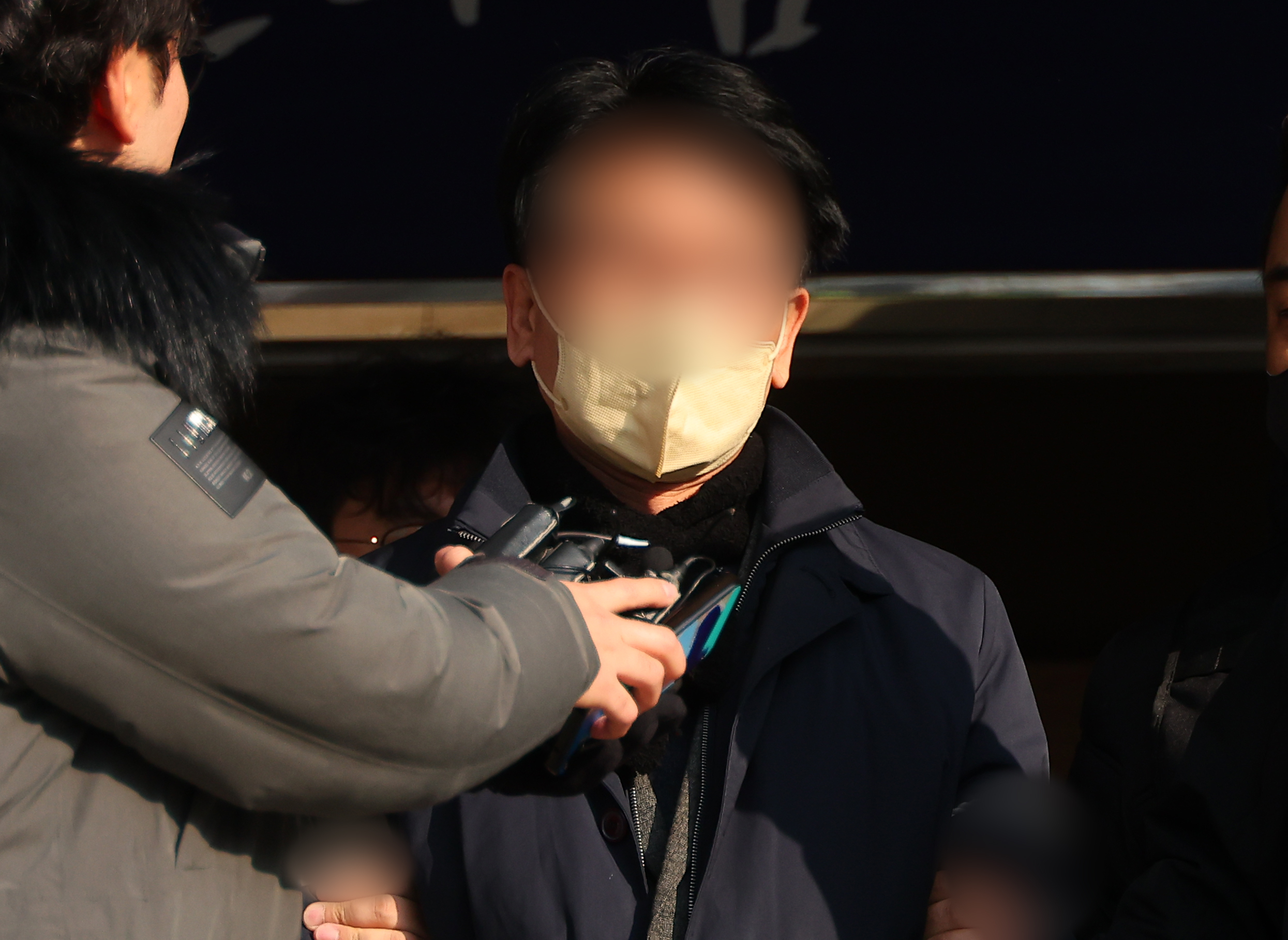 이재명 더불어민주당 대표를 흉기로 찔러 살해하려고 한 김모씨가 지난 달 10일 부산 연제경찰서에서 나와 검찰로 송치되고 있다. 연합뉴스
