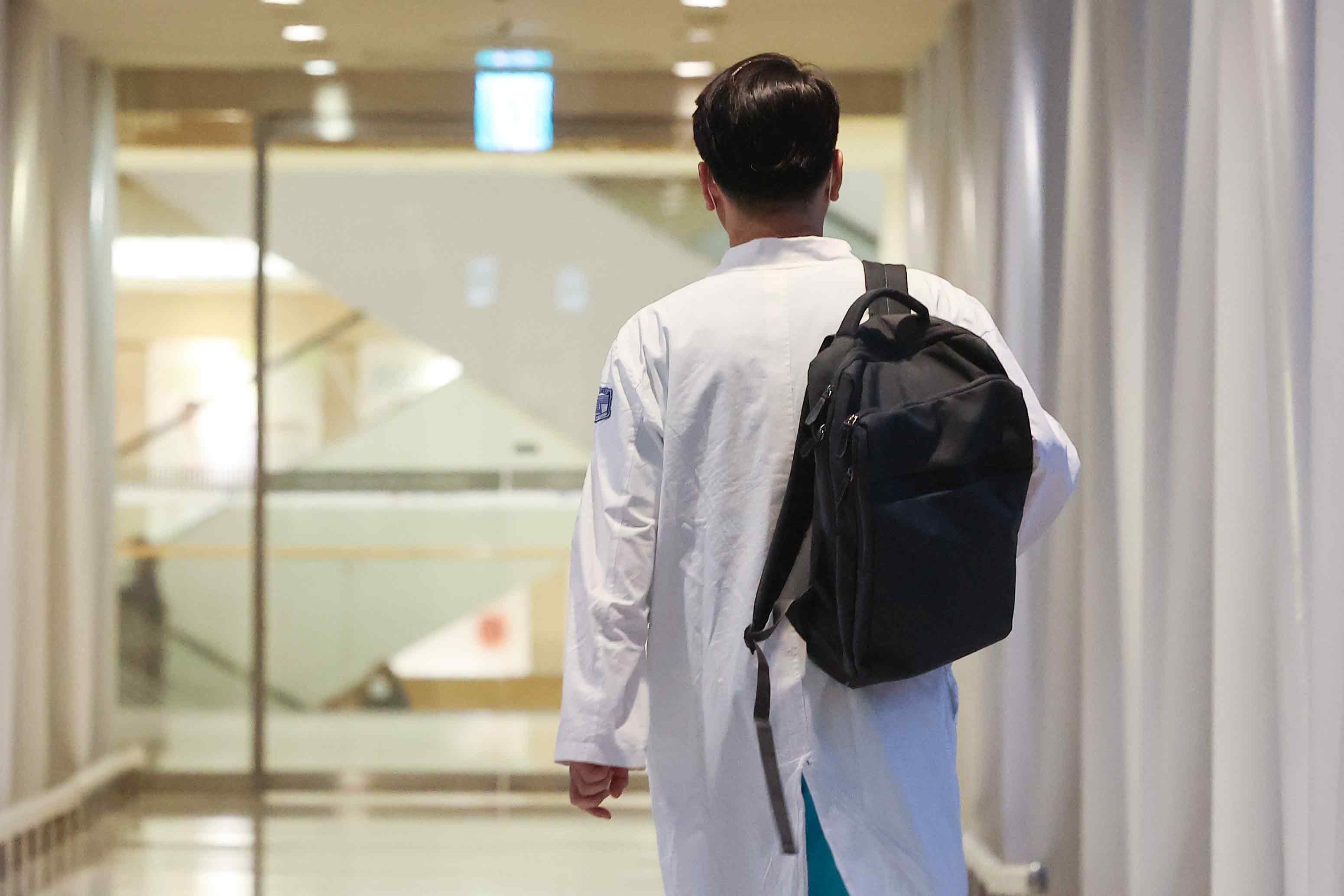 20일 오전 서울 시내 한 병원에서 의료진이 가방을 메고 이동하고 있다. 연합뉴스