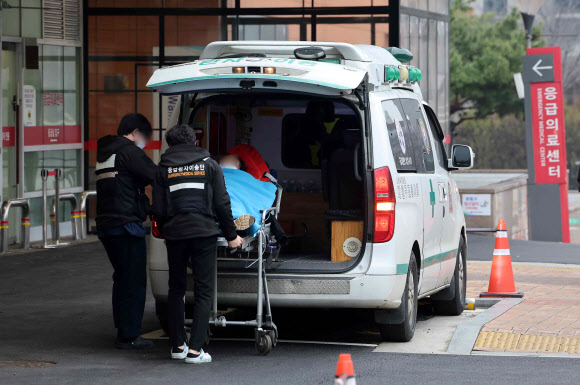 ‘길어지는 응급실 대기에 다시 구급차로’