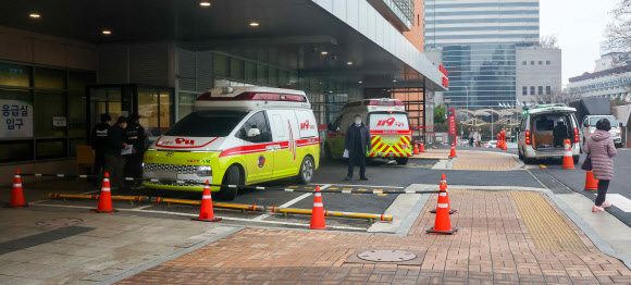 복잡한 응급실 앞