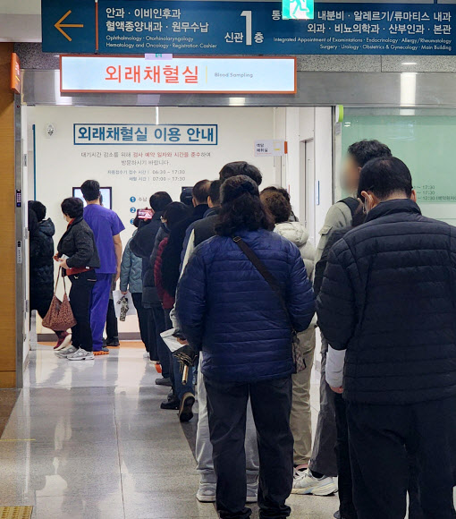 붐비는 외래 채혈실