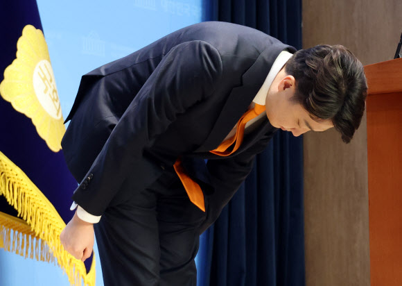 사과하는 이준석 대표