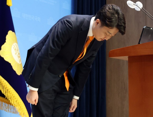 사과하는 이준석 대표