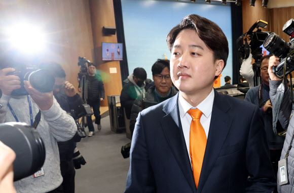 퇴장 하는 이준석 대표