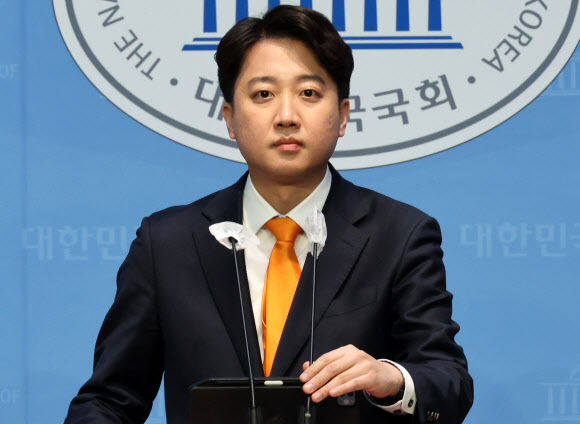 기자회견 하는 이준석 대표