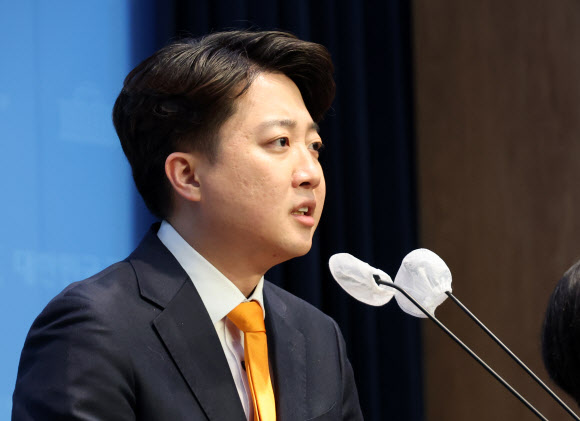 기자회견 하는 이준석 대표