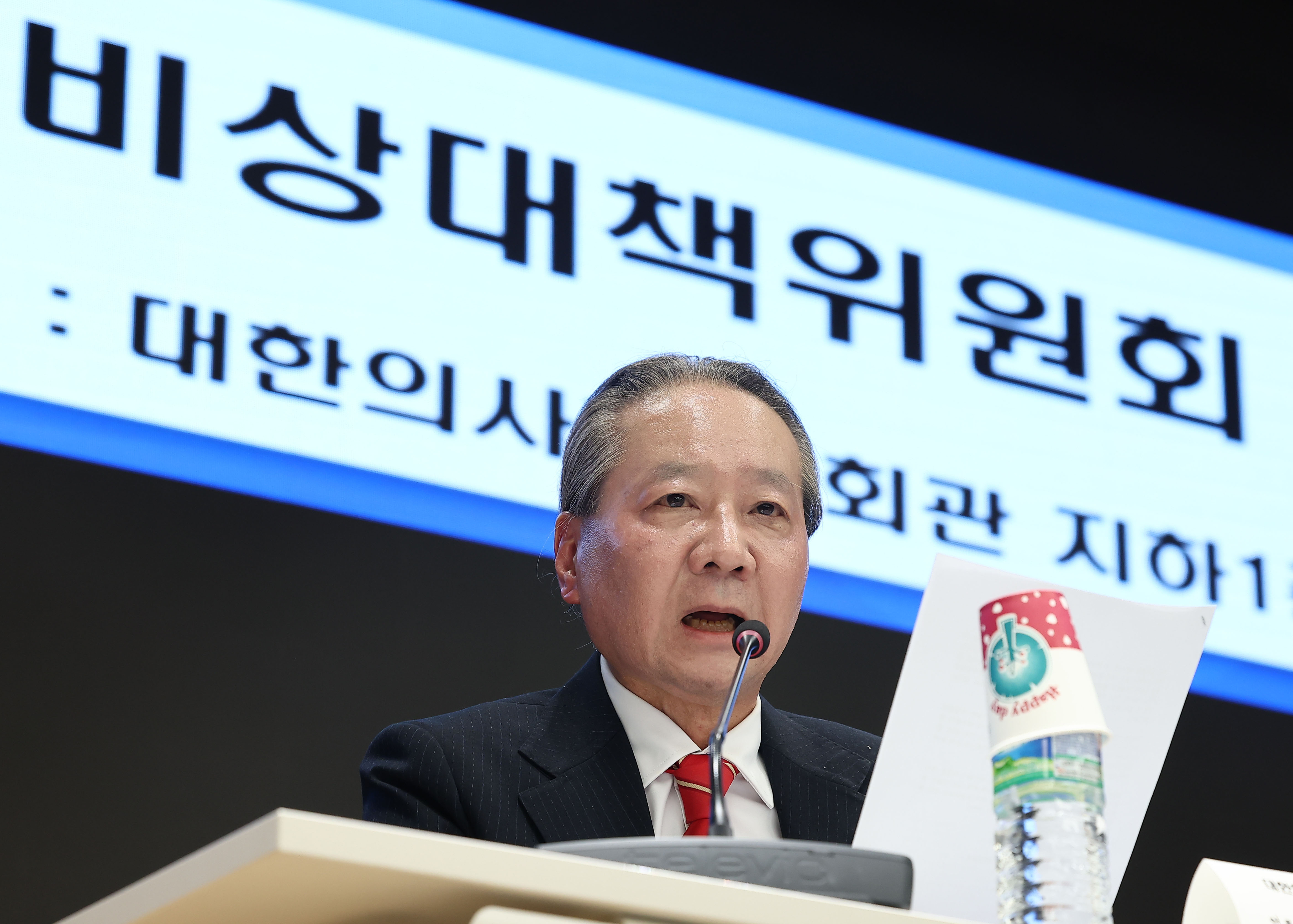 주수호 대한의사협회 비상대책위원회 언론홍보위원장이 21일 오후 서울 용산구 대한의사협회 회관에서 의협 비대위 정례브리핑을 하고 있다. 2024.2.21 연합뉴스