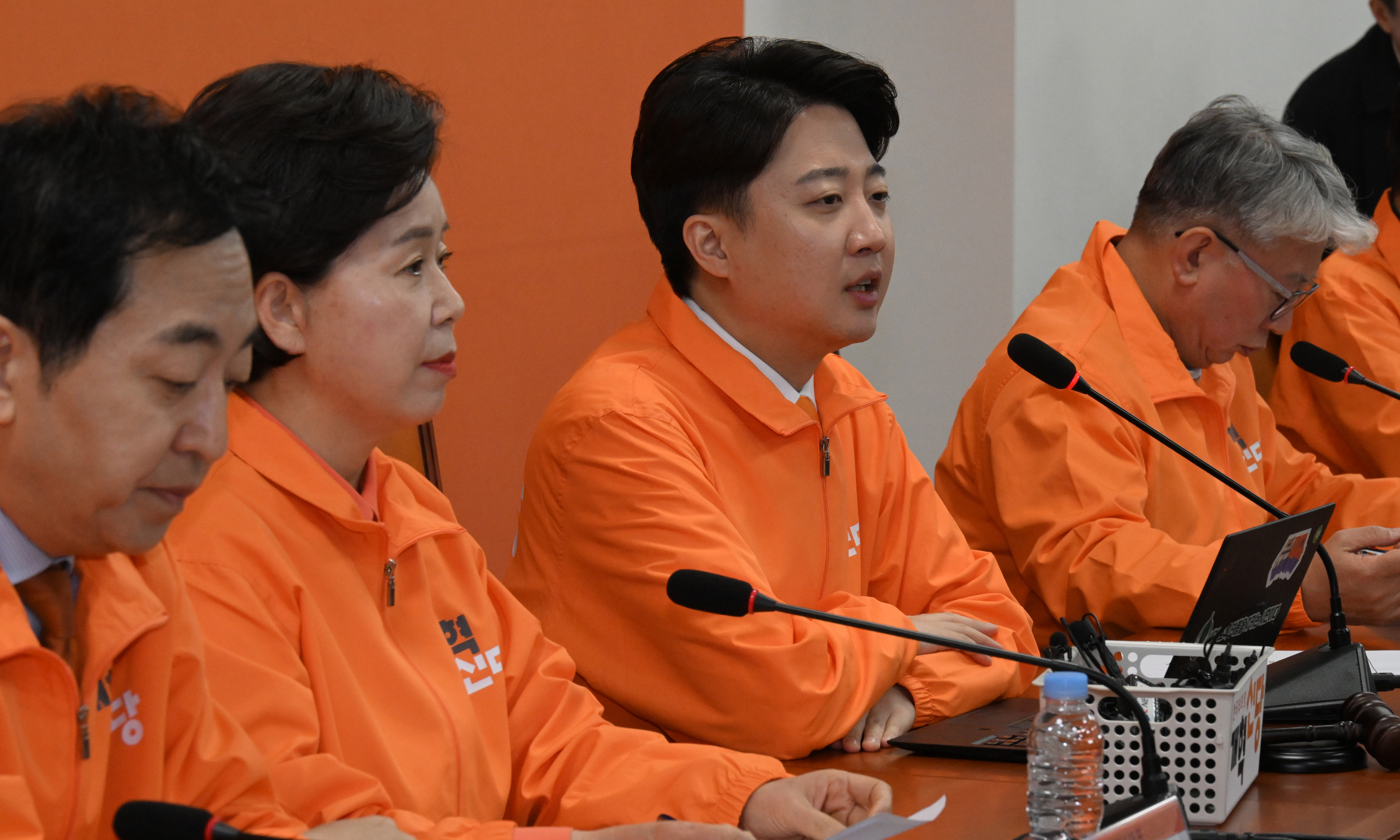 이준석(왼쪽 세 번째) 개혁신당 대표가 21일 오전 서울 여의도 국회에서 열린 최고위원회의에서 모두 발언을 하고 있다. 안주영 전문기자