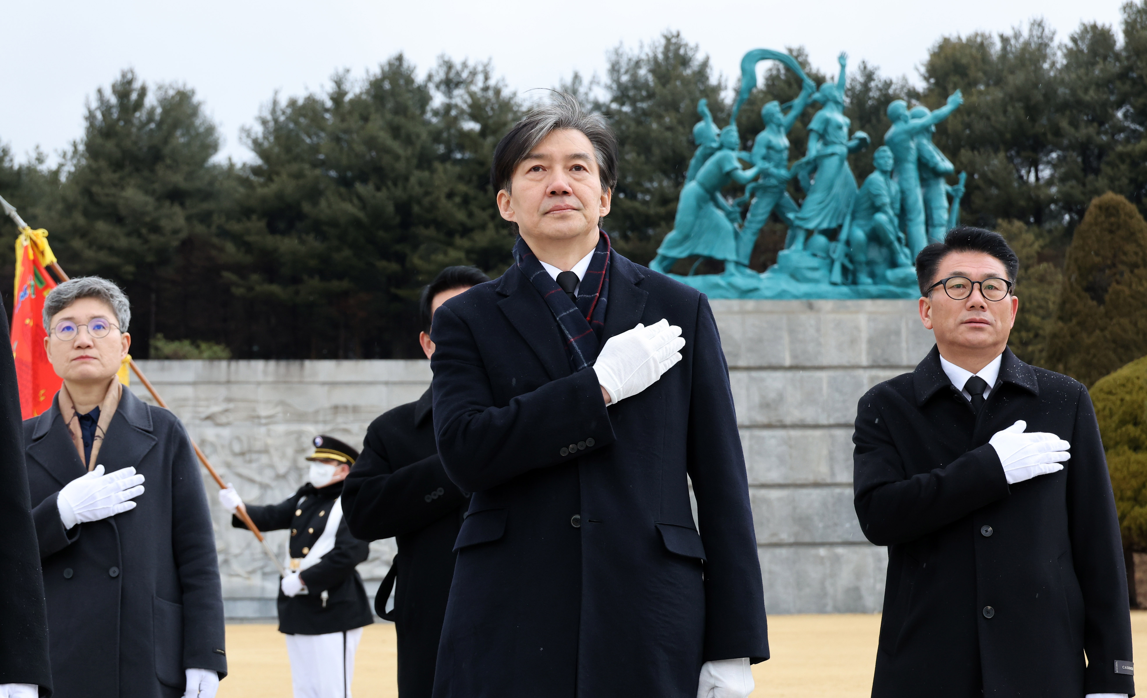 조국 전 법무부 장관이 15일 오후 국립대전현충원을 찾아 국기에 경례하고 있다. 2024.2.15 연합뉴스