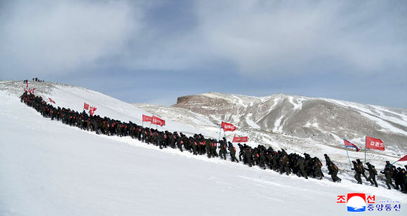 북한 전국 청년동맹 일꾼들의 백두산 밀영 고향집 답사 행군대원들이 지난 20일 혁명의 성산 백두산에 올랐다고 조선중앙통신이 21일 보도했다.  2024.2.21  조선중앙통신 홈페이지 캡처