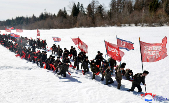 북한 전국 청년동맹 일꾼들의 백두산 밀영 고향집 답사 행군대원들이 지난 20일 혁명의 성산 백두산에 올랐다고 조선중앙통신이 21일 보도했다. 2024.2.21  조선중앙통신 홈페이지 캡처