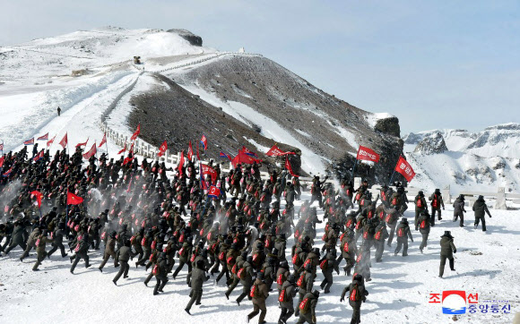 북한 전국 청년동맹 일꾼들의 백두산 밀영 고향집 답사 행군대원들이 지난 20일 혁명의 성산 백두산에 올랐다고 조선중앙통신이 21일 보도했다. 2024.2.21  조선중앙통신 홈페이지 캡처