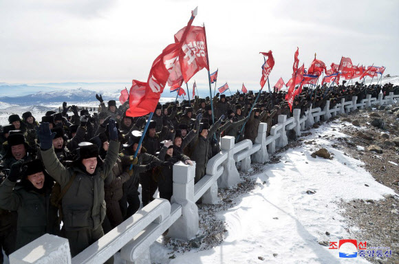 북한 전국 청년동맹 일꾼들의 백두산 밀영 고향집 답사 행군대원들이 지난 20일 혁명의 성산 백두산에 올랐다고 조선중앙통신이 21일 보도했다.  2024.2.21  조선중앙통신 홈페이지 캡처